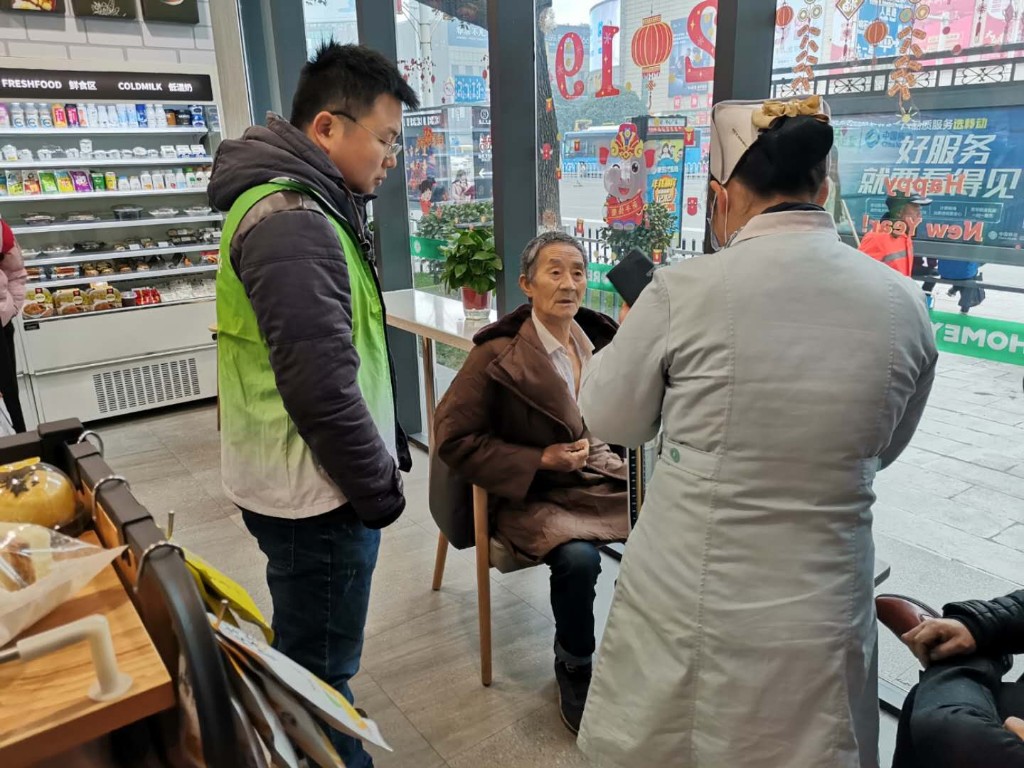 危机，老人突发疾病吐血  暖心，党员志愿者紧急救助