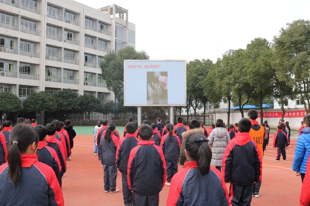 垃圾不落地 校园更美丽 组团来环保 小手拉大手 ——银海学校“垃圾不落地”行动启动仪式