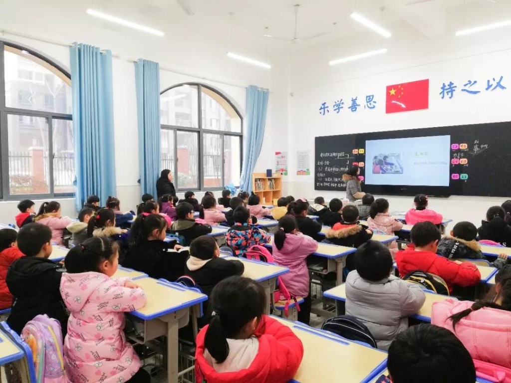 精雕细琢 涵养品行 ——记凿石小学2019年第一次大班会课