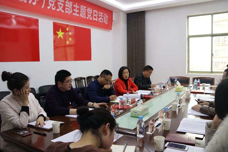 政协委员分组讨论,积极建言献策