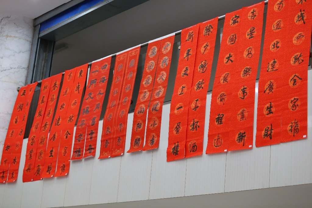 天元小学：新学期手写春联活动