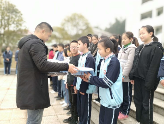 爱心助学，暖心暖校园 ——戴碧蓉服装厂向雷打石学校捐赠445套校服