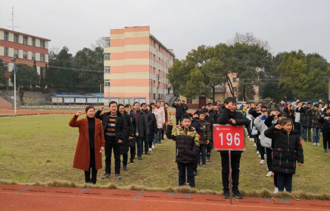 垃圾不落地，环境更美丽 ——群丰中学开展“垃圾不落地”行动启动仪式