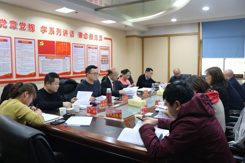 政协委员分组讨论,积极建言献策