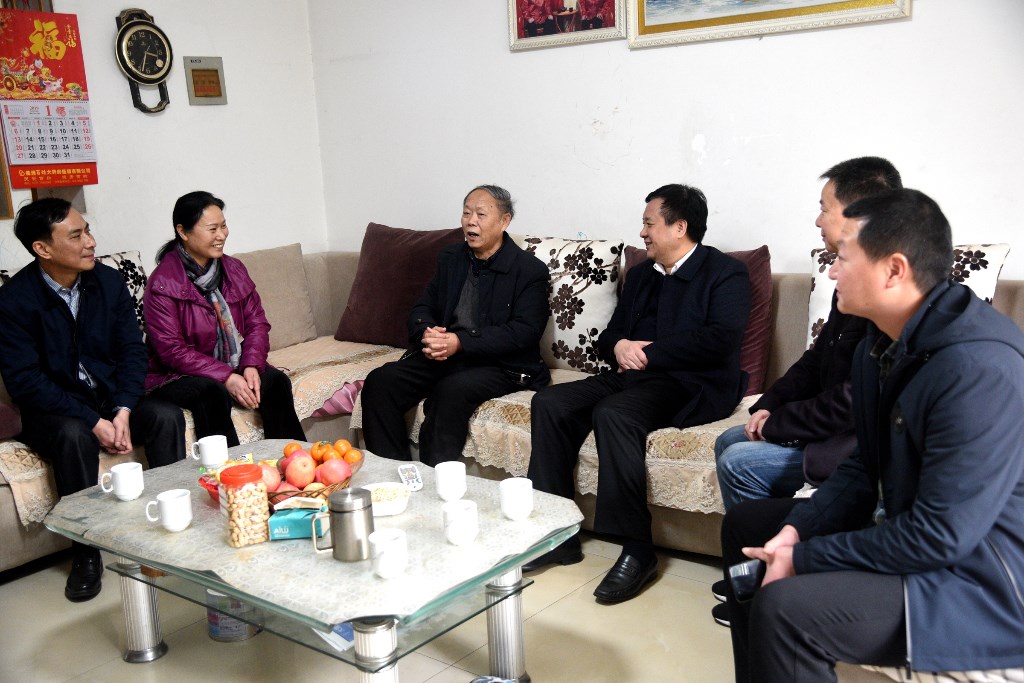 株洲市财政局春节走访慰问困难职工和退休干部
