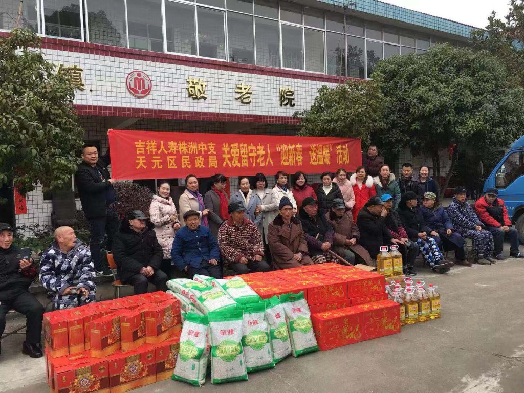 我区开展春节慰问困难老人活动