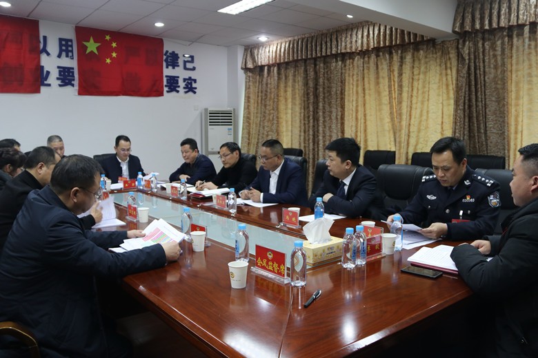 政协委员分组讨论,积极建言献策