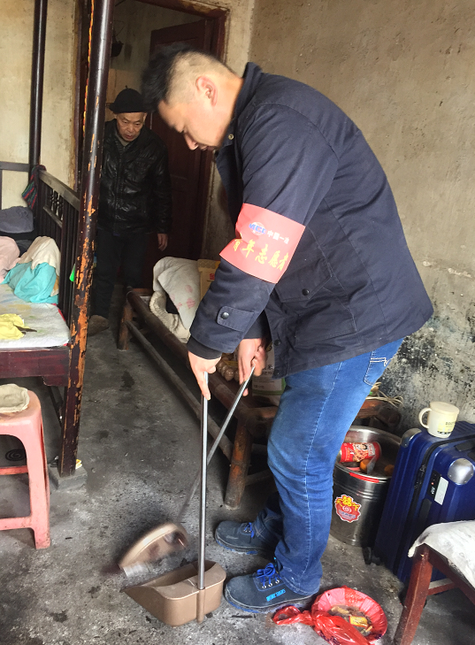 走出工地学雷锋  情暖独居老人
