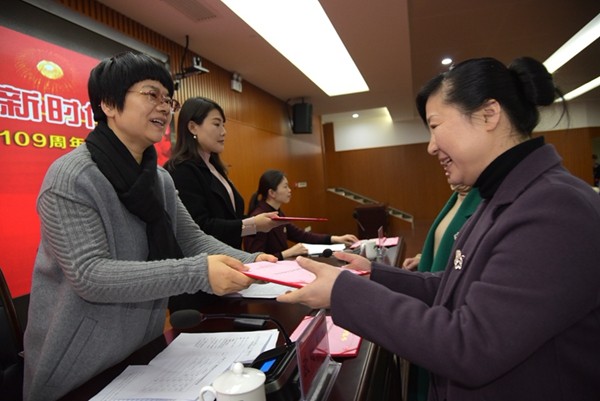 我区举行纪念“三八”国际妇女节表彰大会