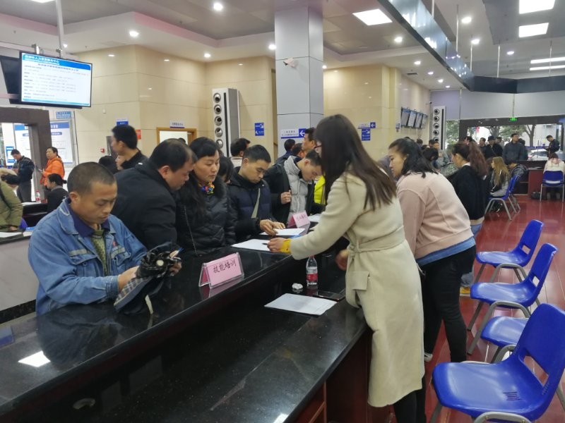 精准招聘、按需配岗——市人社局为清水塘等搬迁企业再就业人员举办公益性岗位双选会