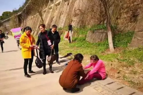 女子不慎落入湘江，女警奋力相救！