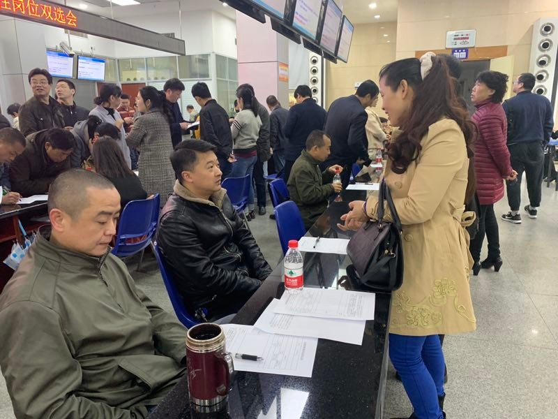 精准招聘、按需配岗——市人社局为清水塘等搬迁企业再就业人员举办公益性岗位双选会