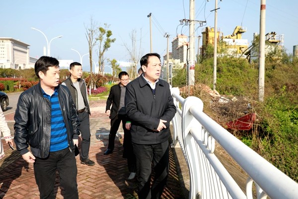 攸县第一总河长巡河 　确保一江清水入长江