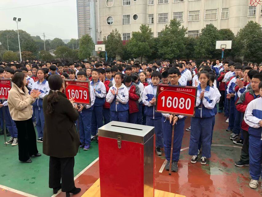 春风携爱暖人心 捐资助学显真情——渌口镇中学开展“学习雷锋 传递爱心 捐资助学”活动