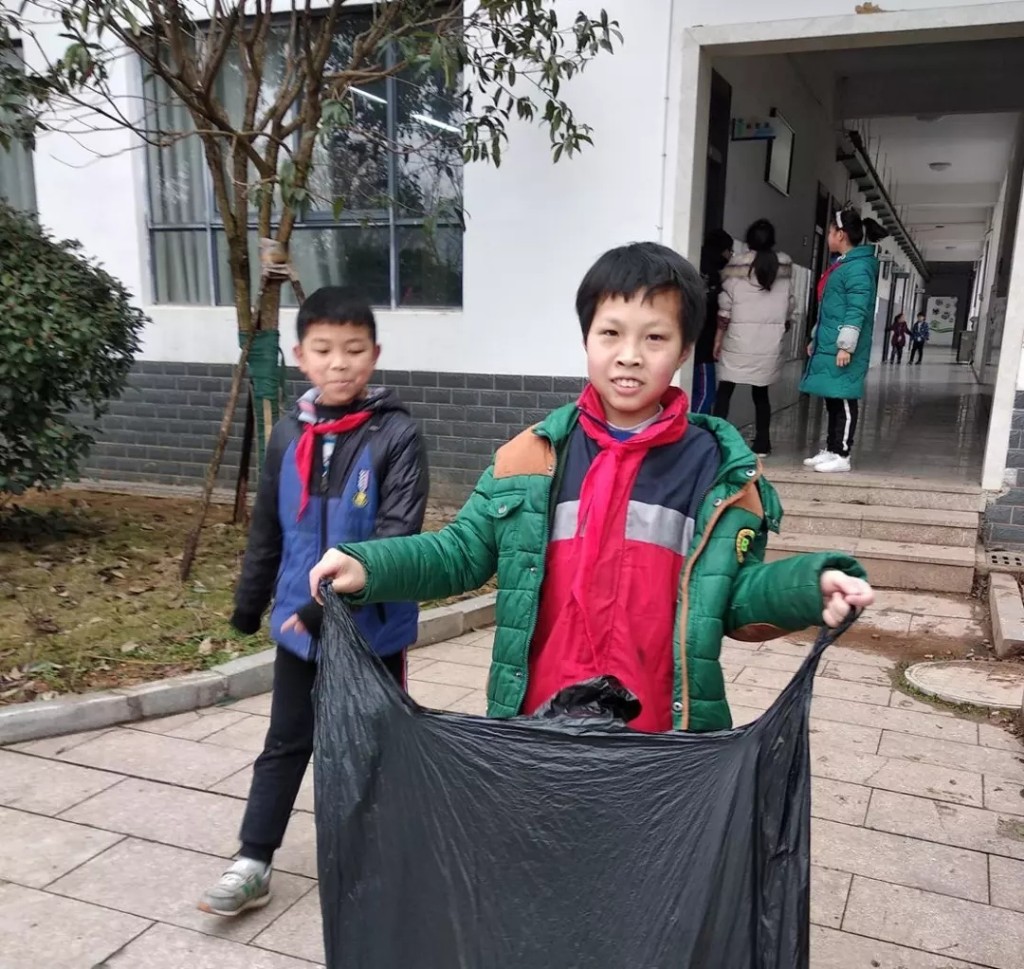 垃圾不落地 校园更美丽 ——栗雨小学开展“垃圾不落地”系列活动