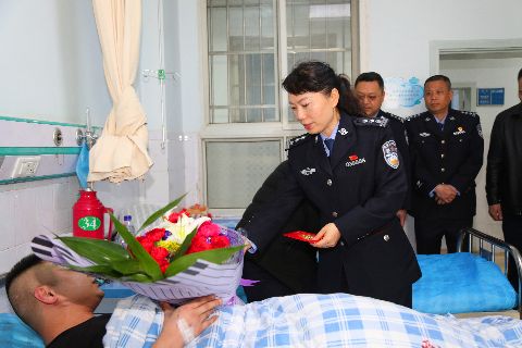 市局领导看望慰问因公负伤民警和辅警