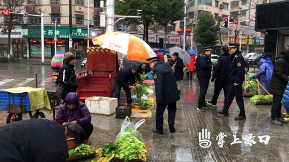 雨中执勤
