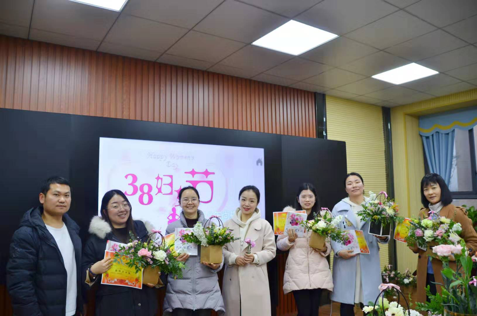缤纷女人季，幸福格园人 ——尚格小学庆三八妇女节主题插花活动