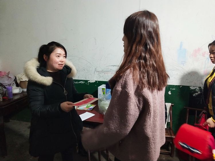 结童心•献爱心 ——新马小学党员走访慰问困难家庭活动