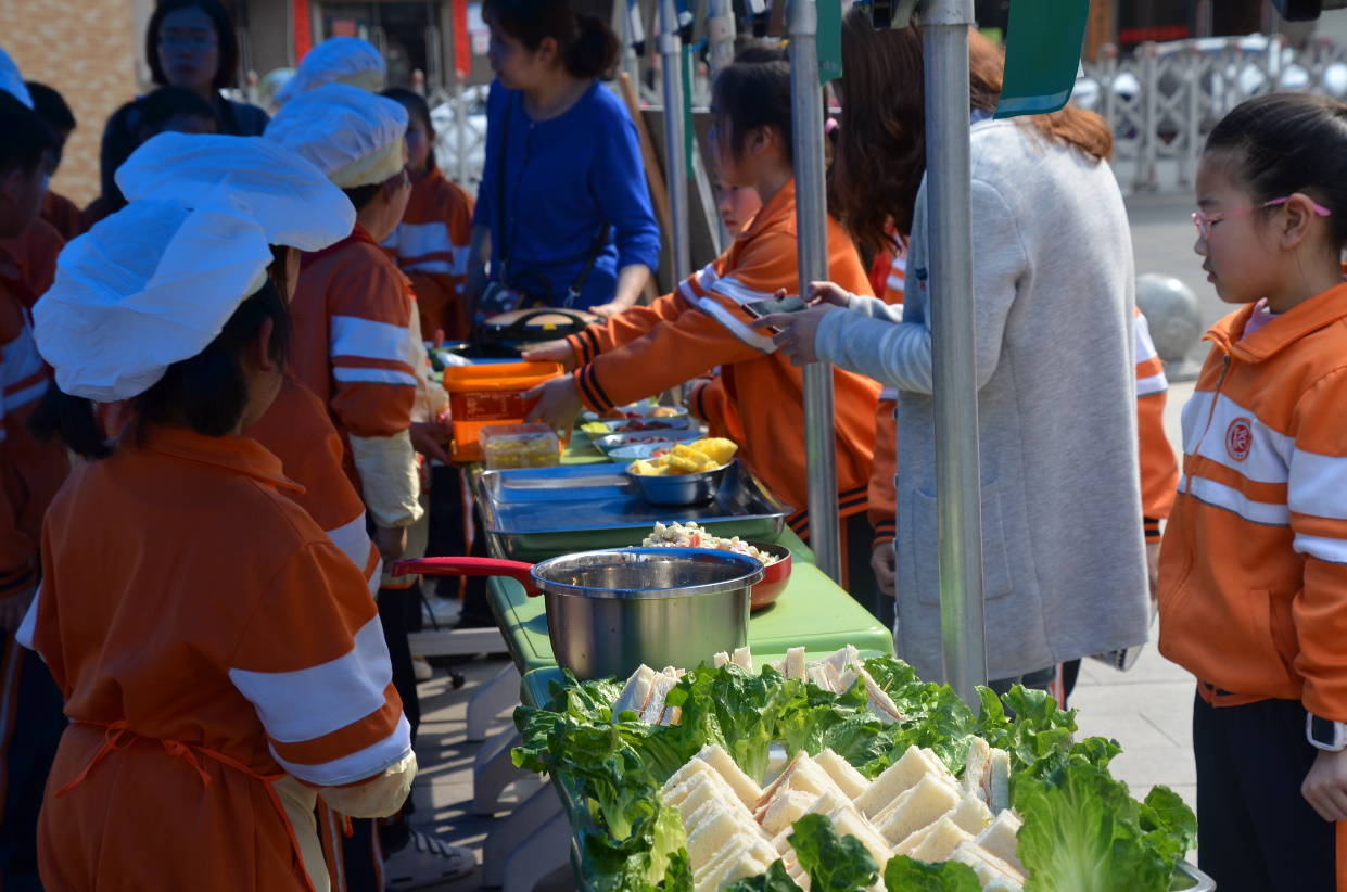 草长莺飞二月天，拂堤杨柳醉“炊”烟 ——尚格小学“小鬼当家”活动
