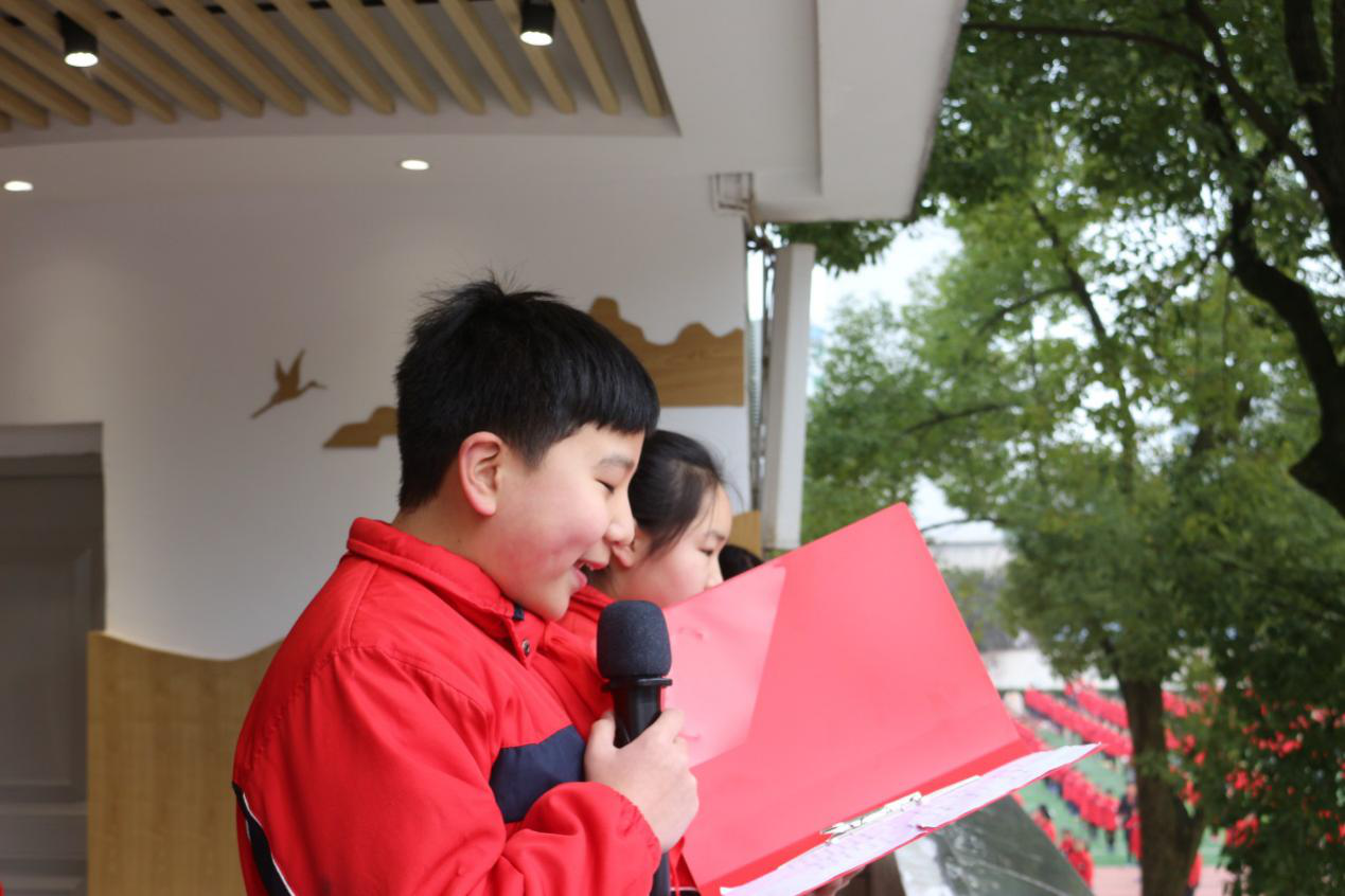 雷锋精神 闪耀我心！ ——白鹤小学开展学雷锋系列活动