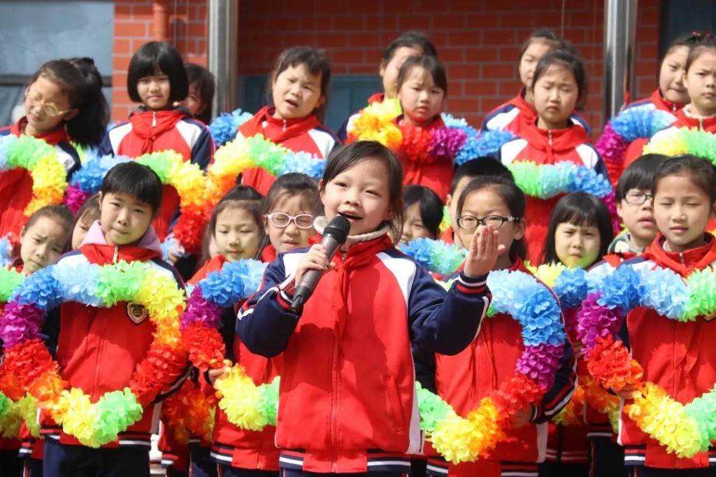凿石小学第六周国旗下风采展