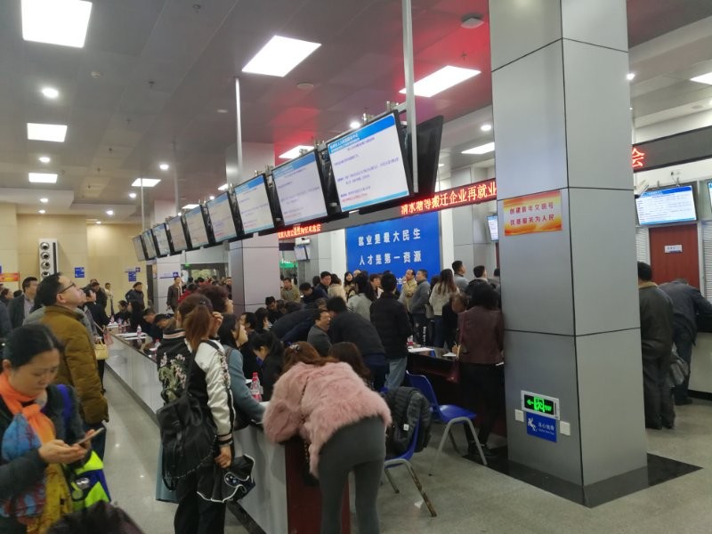 精准招聘、按需配岗——市人社局为清水塘等搬迁企业再就业人员举办公益性岗位双选会
