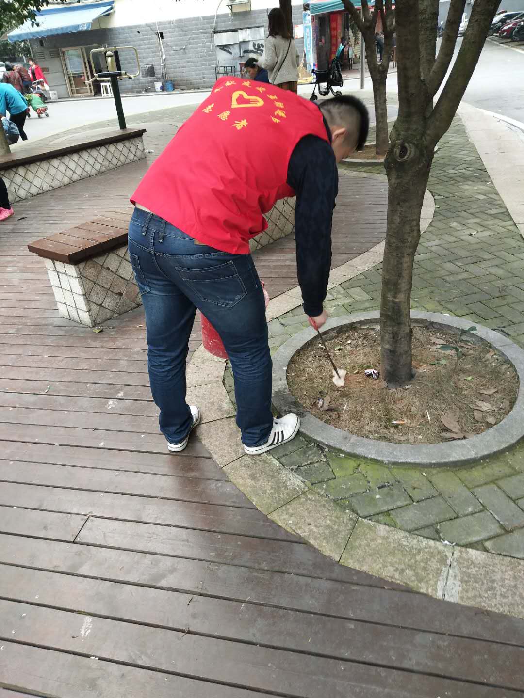 区安监局组织开展"垃圾不落地，新区更美丽"活动