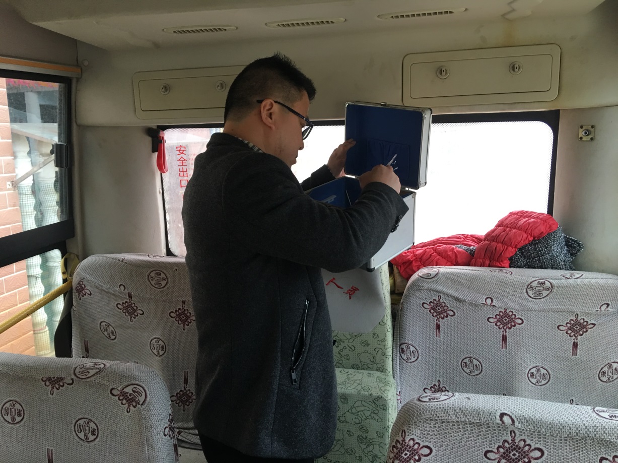 平安路上有你 学生交通出行安全有保障——龙船镇中心学校联合交警开展校车突击检查