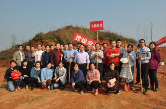 跃上荒山植树去  振兴乡村添绿彩