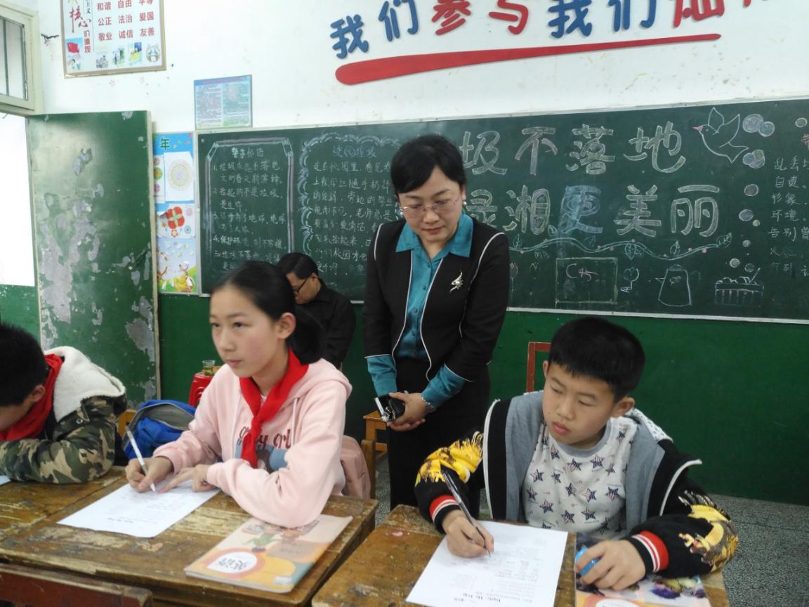 深入教学一线 聚焦课堂教学管理——渌口区副区长漆帅花莅临明德小学听课指导