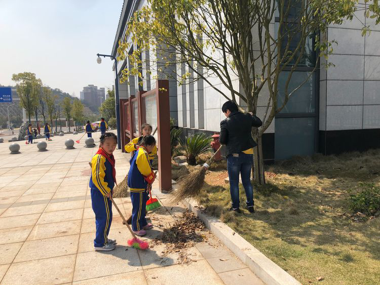 新马小学“垃圾不落地，新区更美丽”主题志愿活动