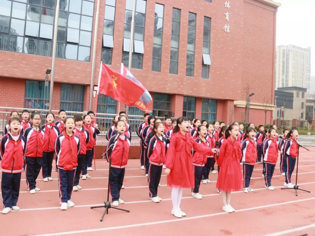 驿路梨花处处开 雷锋精神代代传 ——凿石小学第五周升旗仪式