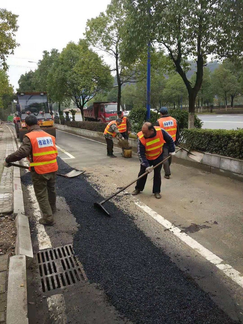 市政工程维护处周末加班加点努力践行株洲城管我最认真