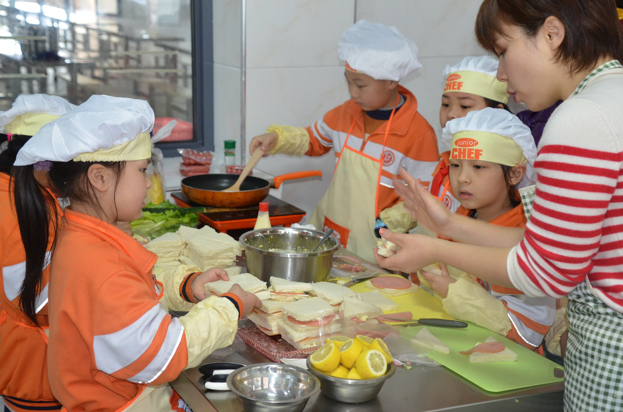 草长莺飞二月天，拂堤杨柳醉“炊”烟 ——尚格小学“小鬼当家”活动