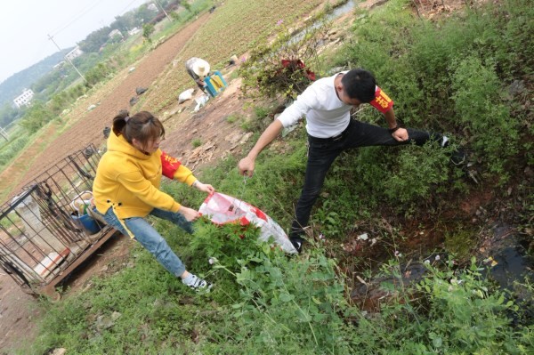 明照街道：助力农村人居环境整治，志愿者在行动