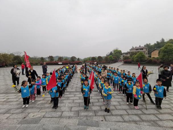 “瞻仰伟人 缅怀历史 ”——渌口镇中心幼儿园清明祭扫主题教育活动