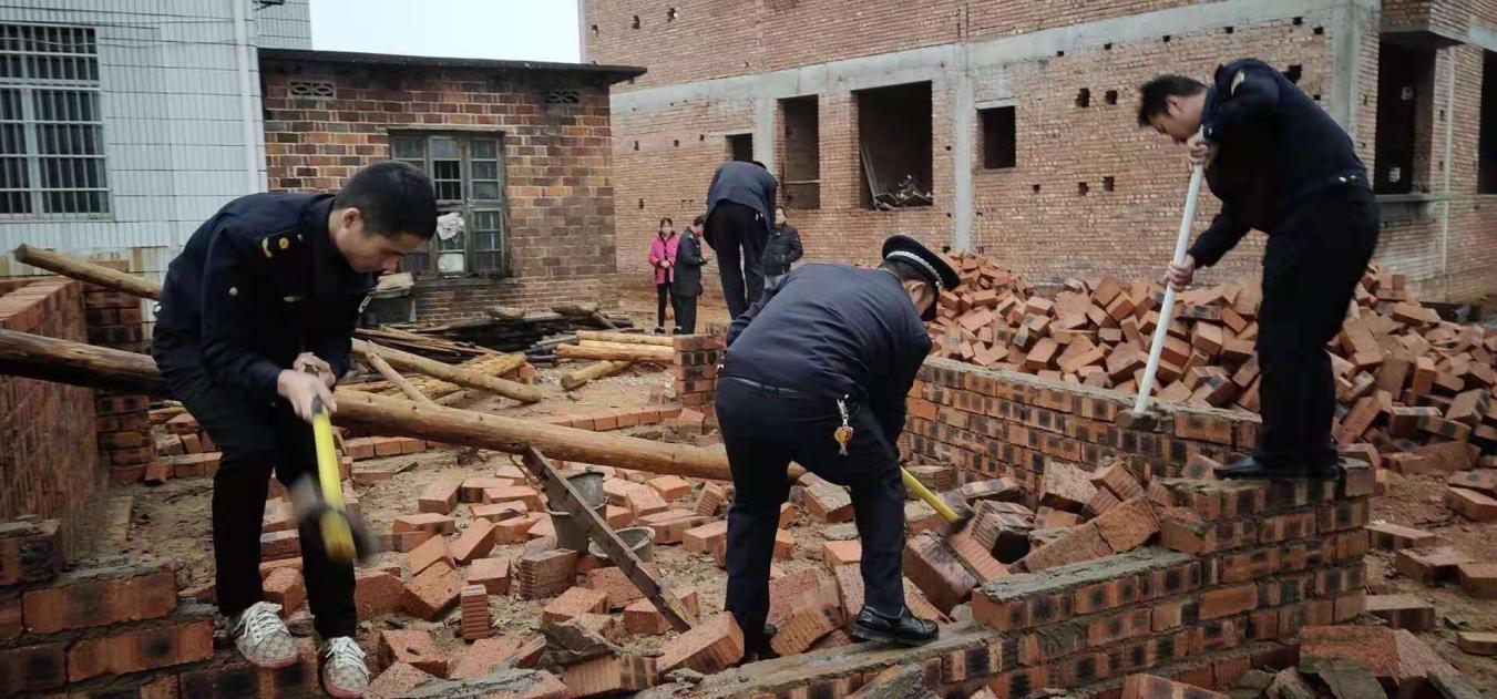 拆违一线：城区两处违建被依法拆除