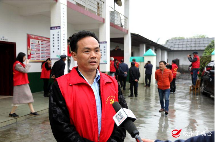 【酒埠江镇】进村入户为高龄老人拍照　完成老年人“微心愿”