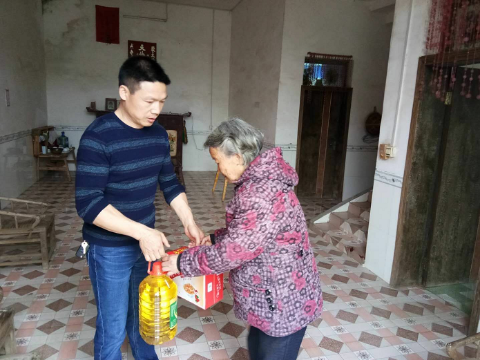 庆生同欢聚，走访暖人心