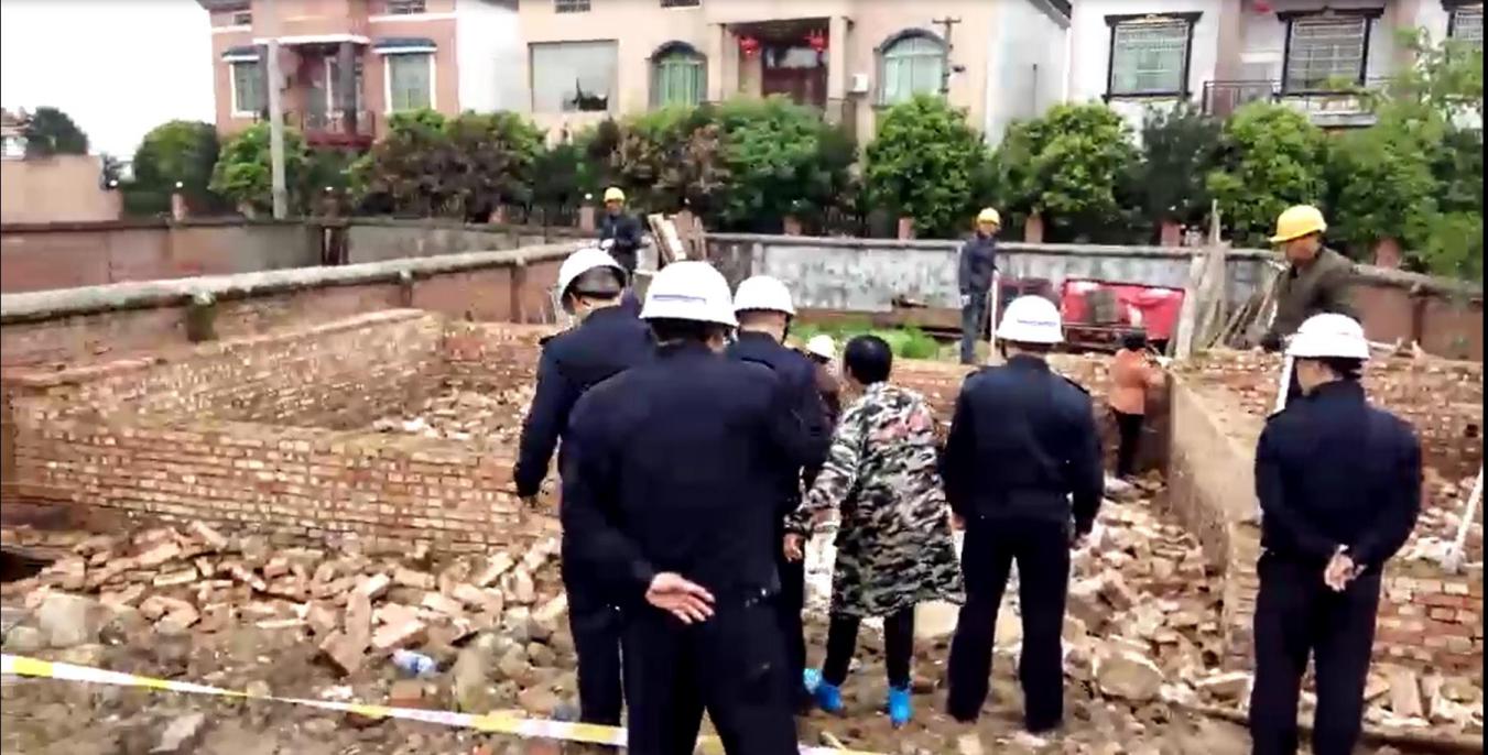 拆违一线：城区一"未批先建"违建被拆除
