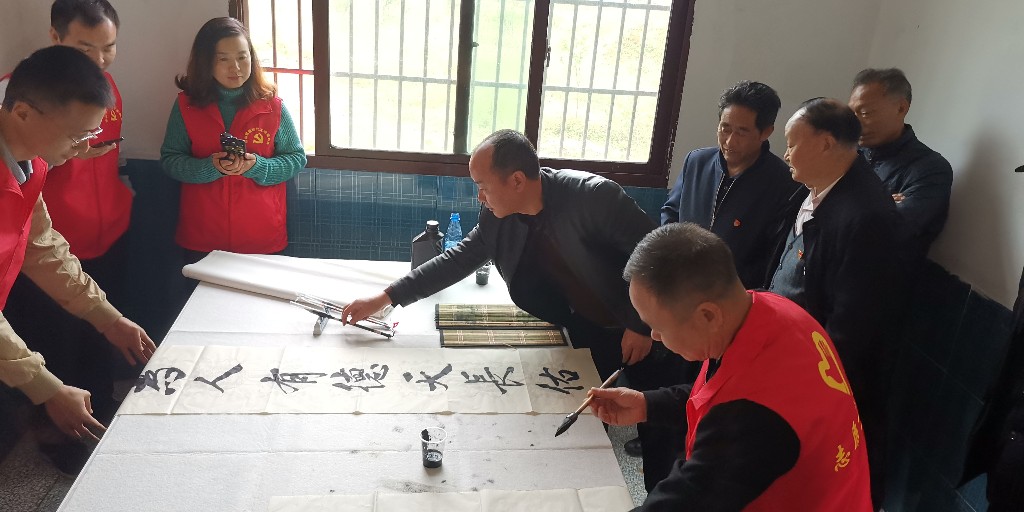 【党旗下的新时代文明实践】鸾山镇志愿者服务队开展“传承红色经典 共建美丽乡村”宣讲活动