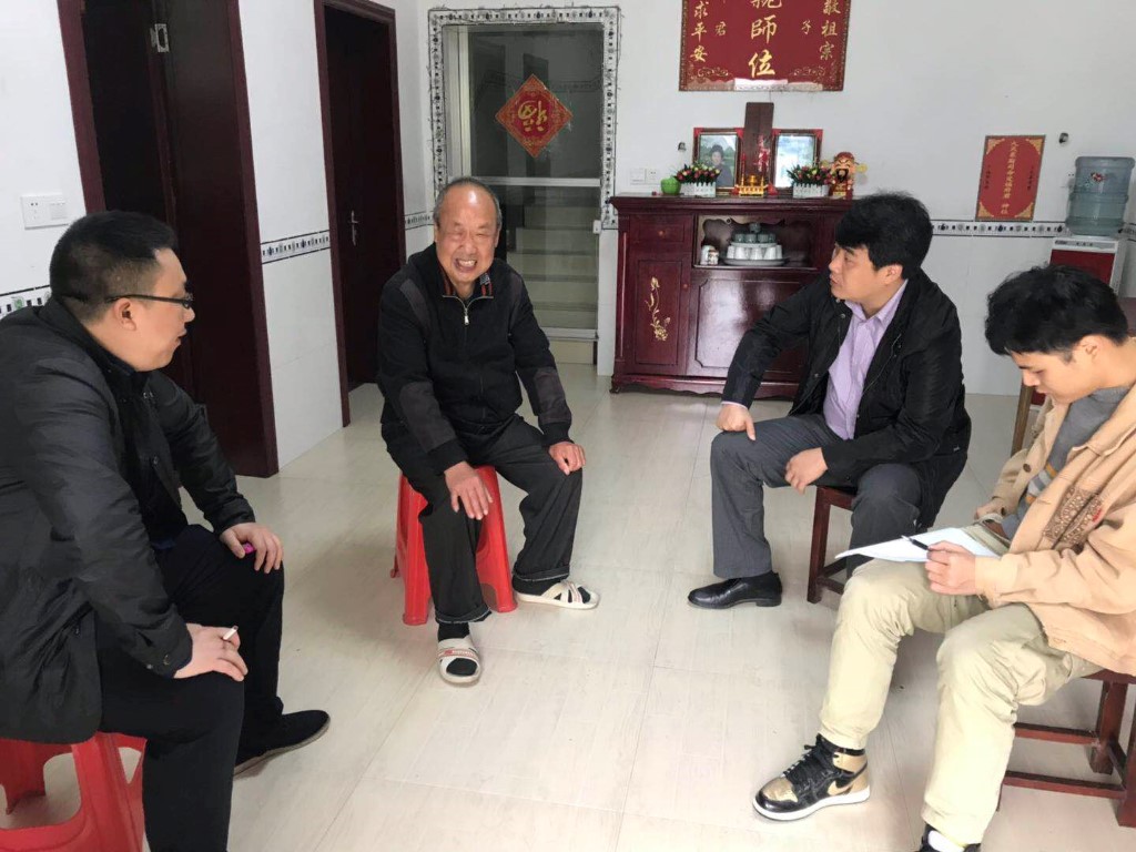 县金融办进村走户慰问贫困户
