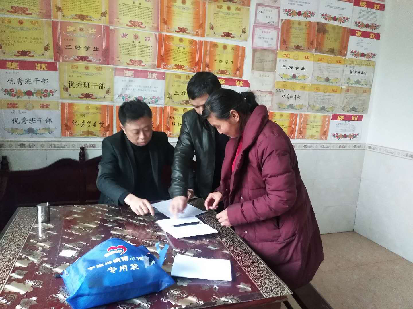 坚持“五个一”帮扶，甘当贫困户“的贴心人”