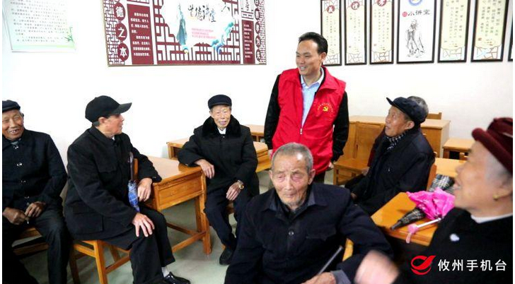 【酒埠江镇】进村入户为高龄老人拍照　完成老年人“微心愿”
