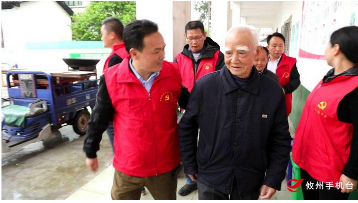 【酒埠江镇】进村入户为高龄老人拍照　完成老年人“微心愿”