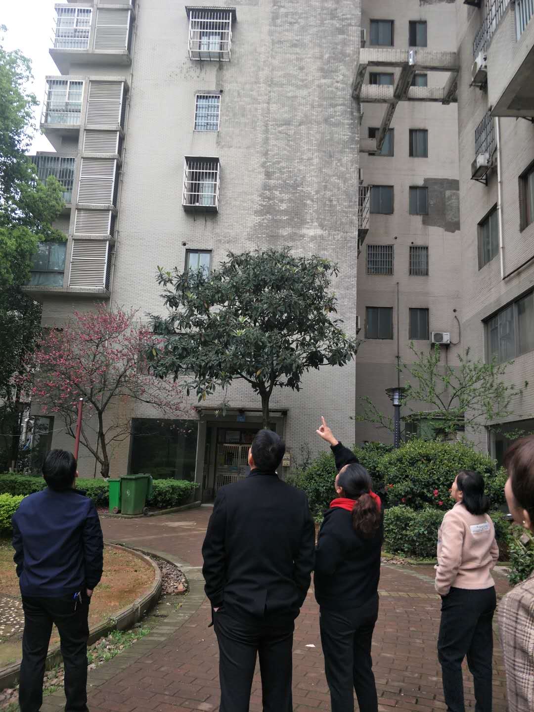 区应急管理局带队核查安全隐患