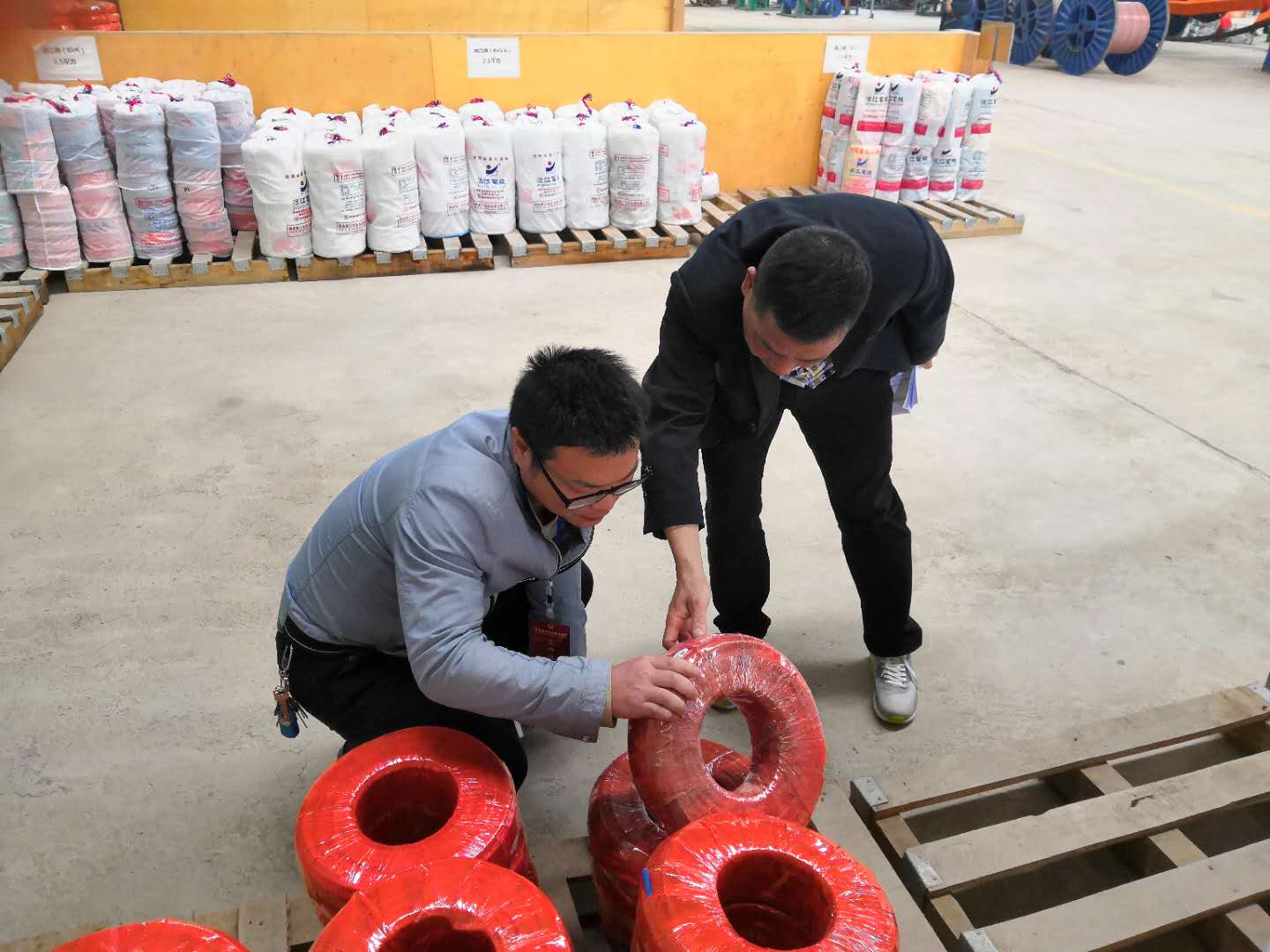 守住安全底线  推动质量发展  省市场监督管理局重点工业产品监督检查组对我县电线电缆生产企业开展专项检查