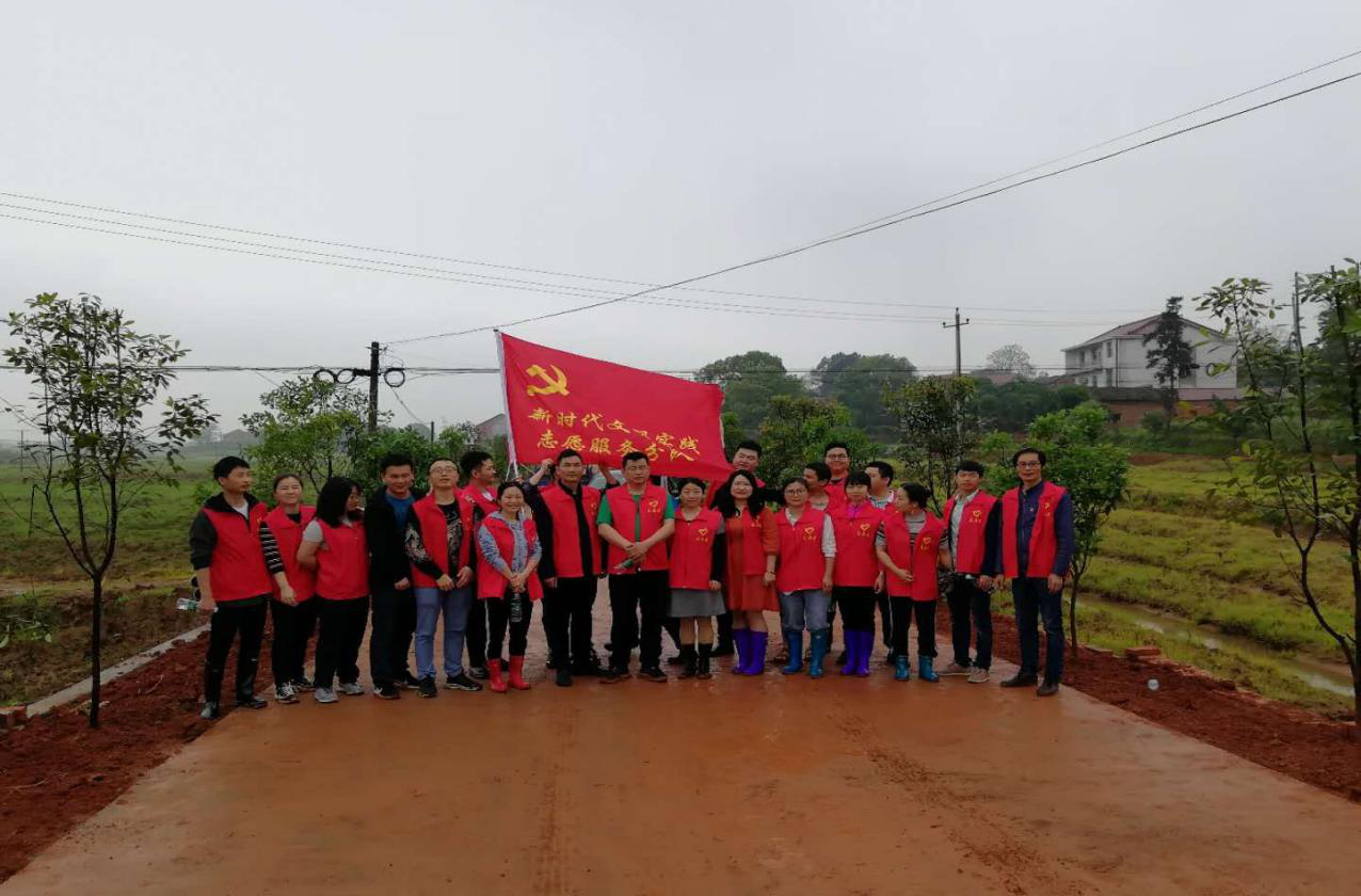 【党旗下的新时代文明实践】 县委组织部在江桥街道泥脚巷村开展“义务植树，美化家园”志愿活动