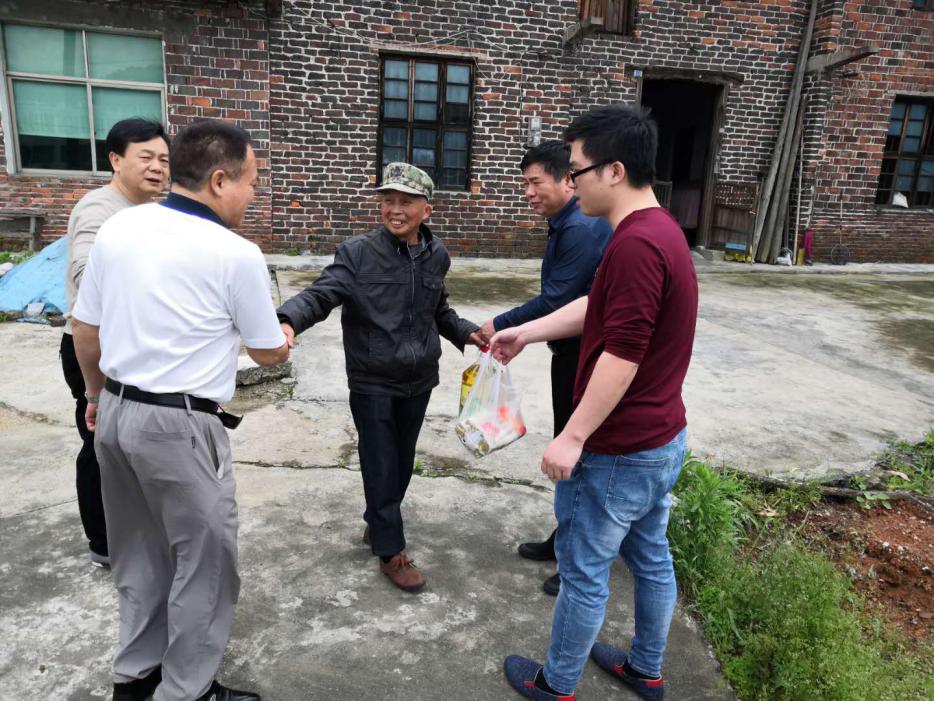 扶贫走访送温情 进村入户暖人心